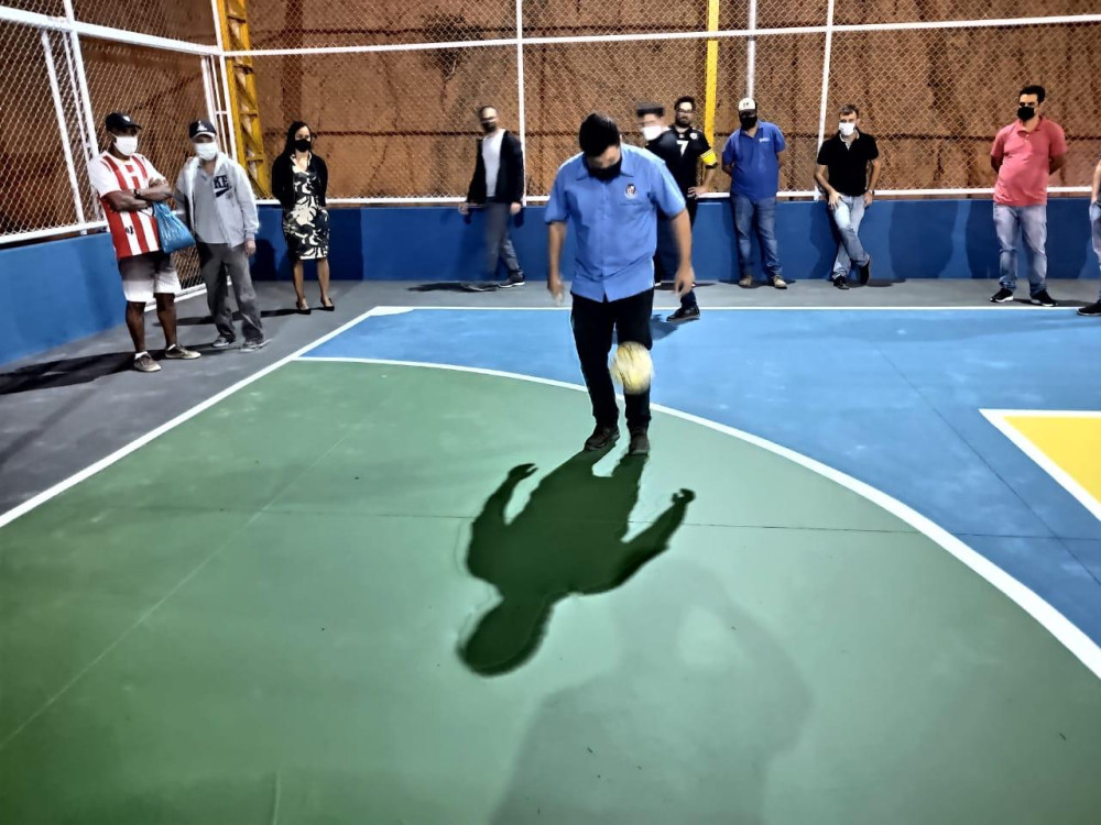 Prefeito visitou Terra do Santo ontem quando a obra de cobertura e iluminação da quadra foi entregue à população do bairro