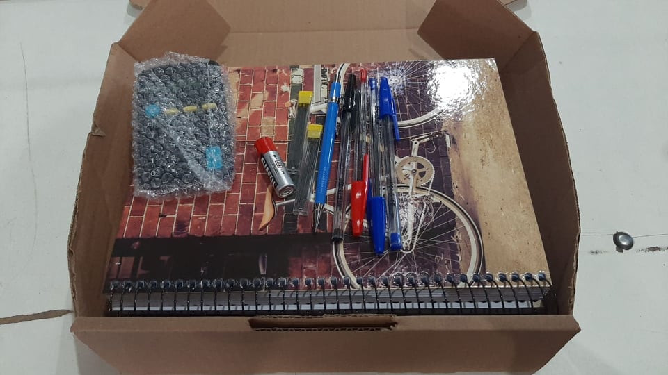 Secretaria Municipal de Educação entrega materiais pedagógicos e escolares e kits de higienização para alunos das escolas e creches