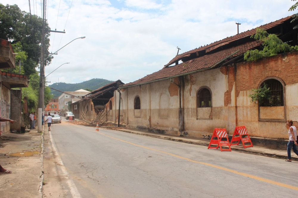 Defesa Civil coloca placas de alerta de desabamento em parede da Rotunda da antiga Rede Ferroviária
