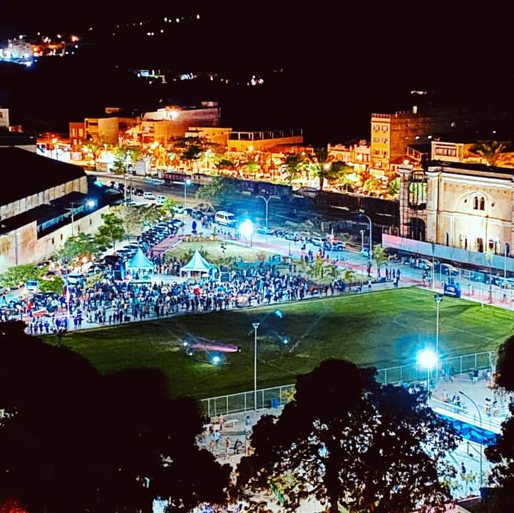 Vassourão: Mesmo sem Prefeitura fazer convite, população comparece na inauguração com máscaras e mantendo distância prudencial.