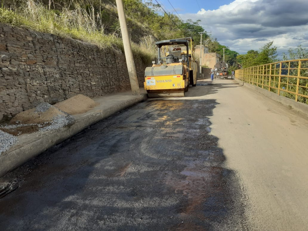 O asfalto chegou ao Sítio Branco. Prefeitura inicia a repavimentação de ruas do bairro.