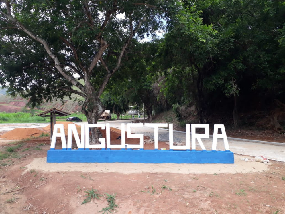 Prosseguindo a pavimentação da estrada de Angustura, Prefeitura conclui trevo de acesso e instala letreiro.