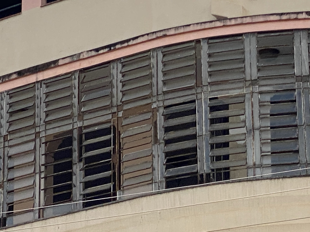Estado de abandono: Vidros dos basculantes do Rex Clube estão se desprendendo e podem causar um grave acidente