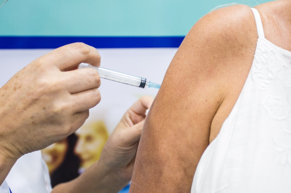Começa sexta feira a vacinação para idosos. Todas as doses serão prioritárias para idosos com mais de 90 anos, havendo sobra restante de profissionais da saúde serão imunizados.