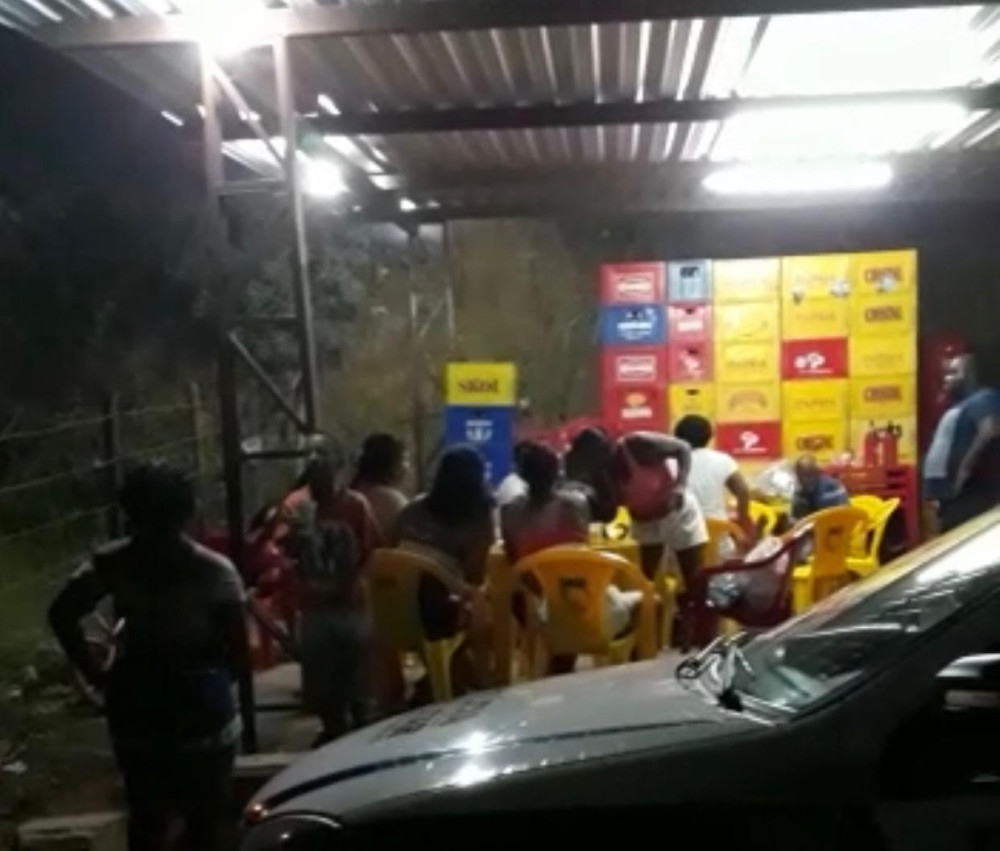 Secretaria de Saúde segue monitorando aglomerações. Dono de bar na Terra do Santo foi detido pela PM na noite de terça feira, 16 de fevereiro