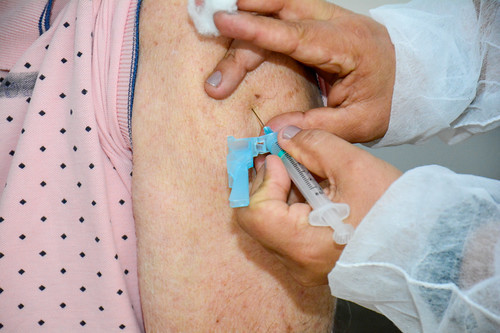 Secretária de Saude informa que de 77, 78 e 79 anos começam a ser vacinados na próxima semana.