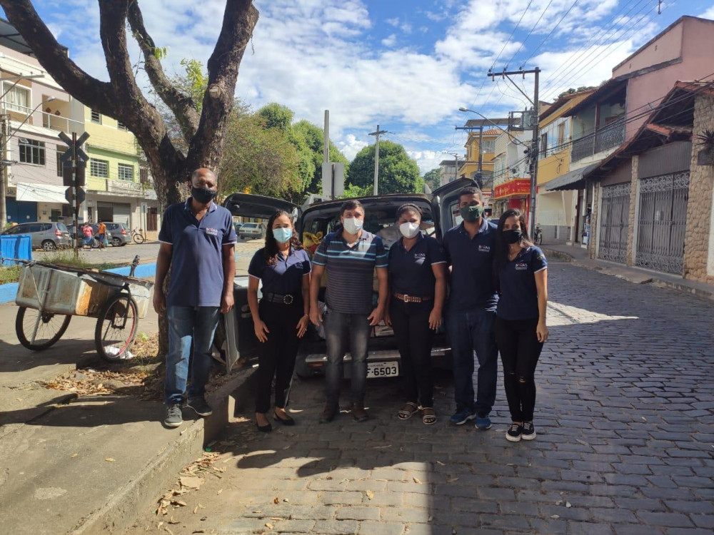 Mega Drive Thru vacinou cerca de 700 idosos contra a COVID. Muitos quilos de alimentos não perecíveis foram arrecadados.