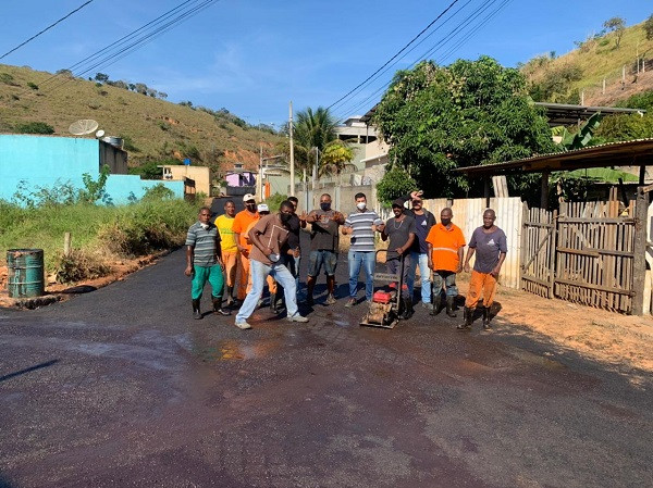 Mais uma parte do Bairro Santa Marta é asfaltada. Servidores da Secretaria de Obras comemoram