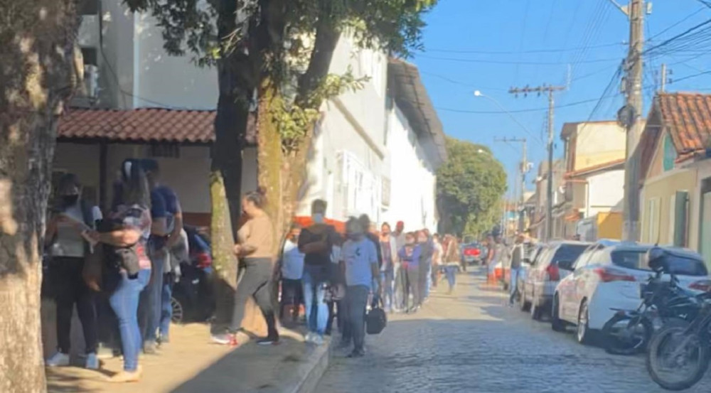 Mais de 2.500 foram vacinados ontem e hoje em Além Paraíba contra a COVID-19. A cidade se aproxima de 60 por cento da população vacinada.